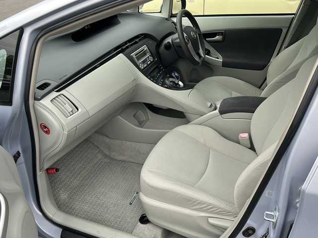 トヨタ プリウス S 青森県 2010(平22)年 11.5万km アイスバーグシルバーマイカメタリック 純正オーディオ/CD/TAPE/AUX/アイドリングストップ/ワイパーデアイサー/オートライト/ポールオート機能/純正エンジンスターター/ビルトインETC/プッシュスタート/スマートキー/パワーステアリング/パワーウィンドウ/社外15インチアルミホイール
