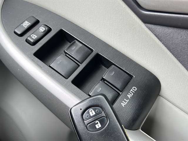 トヨタ プリウス S 青森県 2010(平22)年 11.5万km アイスバーグシルバーマイカメタリック 純正オーディオ/CD/TAPE/AUX/アイドリングストップ/ワイパーデアイサー/オートライト/ポールオート機能/純正エンジンスターター/ビルトインETC/プッシュスタート/スマートキー/パワーステアリング/パワーウィンドウ/社外15インチアルミホイール