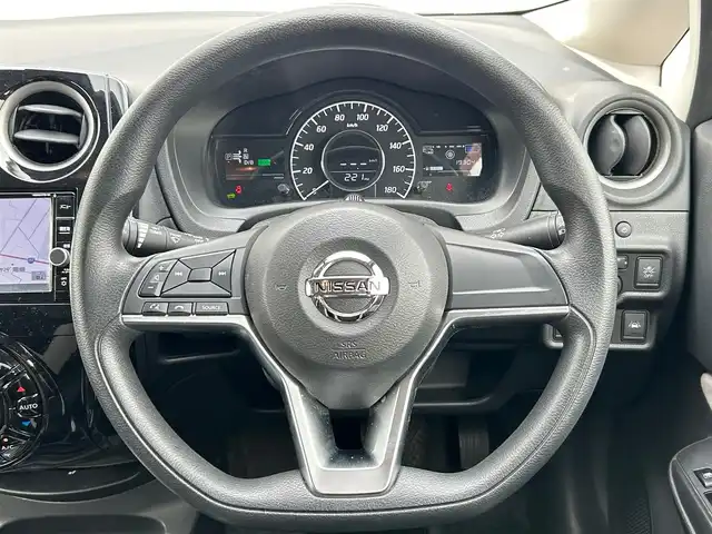 日産 ノート 群馬県 2017(平29)年 2万km ブリリアントシルバー ワンオーナー/エマージェンシーブレーキ/純正SDナビ/(CD/DVD/BT/AUX)/フルセグTV/全方位カメラ/ETC/オートライト/ステアリングスイッチ/前後コーナーセンサー/プッシュスタート/アイドリングストップ/純正フロアマット/純正ドアバイザー/保証書/取扱説明書
