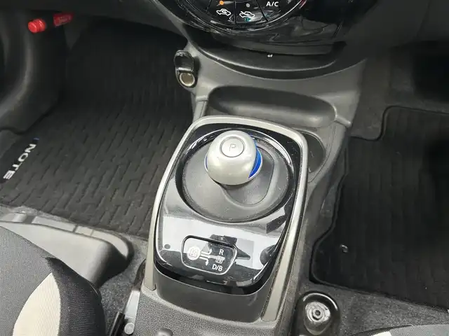 日産 ノート 群馬県 2017(平29)年 2万km ブリリアントシルバー ワンオーナー/エマージェンシーブレーキ/純正SDナビ/(CD/DVD/BT/AUX)/フルセグTV/全方位カメラ/ETC/オートライト/ステアリングスイッチ/前後コーナーセンサー/プッシュスタート/アイドリングストップ/純正フロアマット/純正ドアバイザー/保証書/取扱説明書