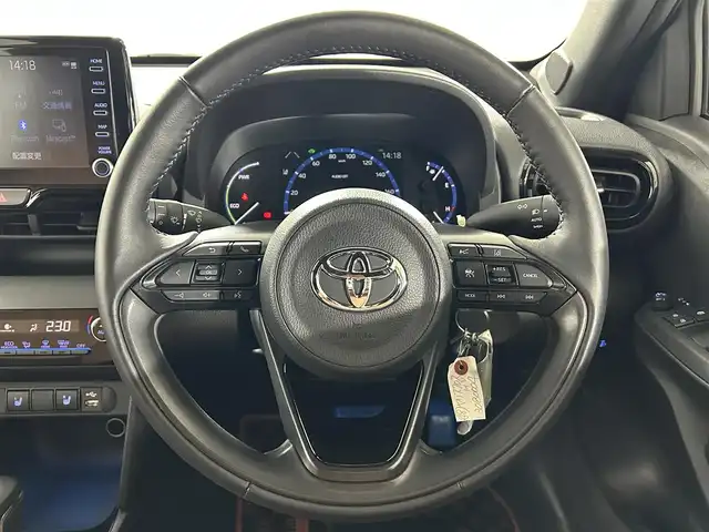 トヨタ ヤリスクロス ハイブリッド Z アドベンチャー 佐賀県 2023(令5)年 0.8万km プラチナホワイトパールマイカ 純正8インチディスプレイオーディオ/フルセグTV/Bluetooth/Androidauto/Applecarplay/全方位カメラ/衝突被害軽減システム/レーダークルーズコントロール/レーンアシスト/ブラインドスポットモニター/パーキングサポートブレーキ/ロードサインアシスト/クリアランスソナー/オートライト/オートマチックハイビーム/LEDヘッドライト/ETC/ステアリングヒーター/運転席・助手席シーヒーター/運転席パワーシート/電子パーキング/ブレーキホールド/ルーフレール/ハーフレザーシート/純正フロアマット/純正18インチアルミホイール/スマートキー