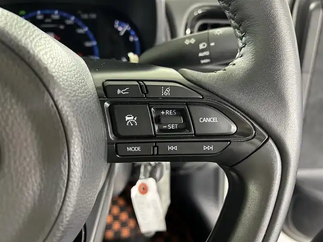 トヨタ ヤリスクロス ハイブリッド Z アドベンチャー 佐賀県 2023(令5)年 0.8万km プラチナホワイトパールマイカ 純正8インチディスプレイオーディオ/フルセグTV/Bluetooth/Androidauto/Applecarplay/全方位カメラ/衝突被害軽減システム/レーダークルーズコントロール/レーンアシスト/ブラインドスポットモニター/パーキングサポートブレーキ/ロードサインアシスト/クリアランスソナー/オートライト/オートマチックハイビーム/LEDヘッドライト/ETC/ステアリングヒーター/運転席・助手席シーヒーター/運転席パワーシート/電子パーキング/ブレーキホールド/ルーフレール/ハーフレザーシート/純正フロアマット/純正18インチアルミホイール/スマートキー