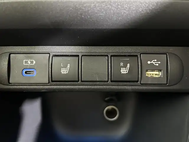 トヨタ ヤリスクロス ハイブリッド Z アドベンチャー 佐賀県 2023(令5)年 0.8万km プラチナホワイトパールマイカ 純正8インチディスプレイオーディオ/フルセグTV/Bluetooth/Androidauto/Applecarplay/全方位カメラ/衝突被害軽減システム/レーダークルーズコントロール/レーンアシスト/ブラインドスポットモニター/パーキングサポートブレーキ/ロードサインアシスト/クリアランスソナー/オートライト/オートマチックハイビーム/LEDヘッドライト/ETC/ステアリングヒーター/運転席・助手席シーヒーター/運転席パワーシート/電子パーキング/ブレーキホールド/ルーフレール/ハーフレザーシート/純正フロアマット/純正18インチアルミホイール/スマートキー