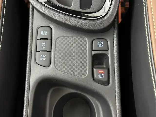 トヨタ ヤリスクロス ハイブリッド Z アドベンチャー 佐賀県 2023(令5)年 0.8万km プラチナホワイトパールマイカ 純正8インチディスプレイオーディオ/フルセグTV/Bluetooth/Androidauto/Applecarplay/全方位カメラ/衝突被害軽減システム/レーダークルーズコントロール/レーンアシスト/ブラインドスポットモニター/パーキングサポートブレーキ/ロードサインアシスト/クリアランスソナー/オートライト/オートマチックハイビーム/LEDヘッドライト/ETC/ステアリングヒーター/運転席・助手席シーヒーター/運転席パワーシート/電子パーキング/ブレーキホールド/ルーフレール/ハーフレザーシート/純正フロアマット/純正18インチアルミホイール/スマートキー