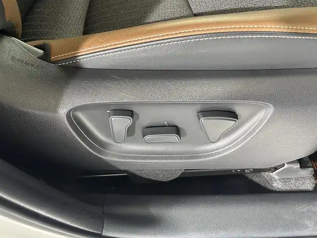 トヨタ ヤリスクロス ハイブリッド Z アドベンチャー 佐賀県 2023(令5)年 0.8万km プラチナホワイトパールマイカ 純正8インチディスプレイオーディオ/フルセグTV/Bluetooth/Androidauto/Applecarplay/全方位カメラ/衝突被害軽減システム/レーダークルーズコントロール/レーンアシスト/ブラインドスポットモニター/パーキングサポートブレーキ/ロードサインアシスト/クリアランスソナー/オートライト/オートマチックハイビーム/LEDヘッドライト/ETC/ステアリングヒーター/運転席・助手席シーヒーター/運転席パワーシート/電子パーキング/ブレーキホールド/ルーフレール/ハーフレザーシート/純正フロアマット/純正18インチアルミホイール/スマートキー