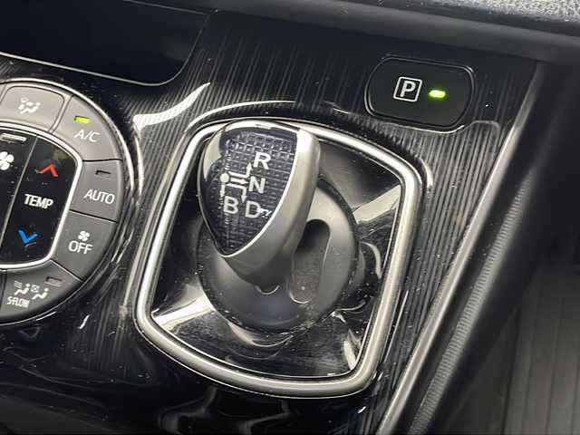 トヨタ エスクァイア ハイブリッド Gi プレミアムパッケージ ブラックテーラード 千葉県 2019(令1)年 6.2万km ホワイトパールクリスタルシャイン 純正ナビ/Bluetooth CD DVD フルセグ/ＥＴＣ/フリップダウンモニター/ドライブレコーダー/バックカメラ/シートヒーター/両側パワースライドドア/純正アルミホイール/純正フロアマット/クルーズコントロール/アイドリングストップ/トヨタセーフティーセンス/プリクラッシュセーフティー/レーンディパーチャーアラート/クリアランスソナー/オートハイビーム/スペアキー/プッシュスタート/スマートキー/ウィンカーミラー/フォグランプ/電動格納ミラー/LEDヘッドライト