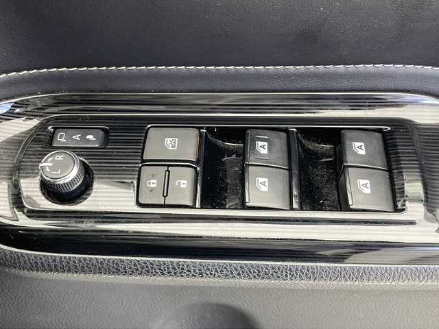 トヨタ エスクァイア ハイブリッド Gi プレミアムパッケージ ブラックテーラード 千葉県 2019(令1)年 6.2万km ホワイトパールクリスタルシャイン 純正ナビ/Bluetooth CD DVD フルセグ/ＥＴＣ/フリップダウンモニター/ドライブレコーダー/バックカメラ/シートヒーター/両側パワースライドドア/純正アルミホイール/純正フロアマット/クルーズコントロール/アイドリングストップ/トヨタセーフティーセンス/プリクラッシュセーフティー/レーンディパーチャーアラート/クリアランスソナー/オートハイビーム/スペアキー/プッシュスタート/スマートキー/ウィンカーミラー/フォグランプ/電動格納ミラー/LEDヘッドライト