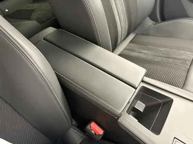 プジョー ３０８ GT ブルーHDi 岡山県 2022(令4)年 3.4万km 緑 エレクトリックパーキングブレーキ/フロント＆バックソナー/360ビジョン/アクティブセーフブレーキ/アクティブクルーズコントロール/レーンキープアシスト/トラフィックサインインフォメーション/LEDヘッドライト/コネクテッドナビゲーション/AppleCarPlay/ETC/ハーフレザーシート/シートヒーター/D席メモリー付パワーシート/D/N電動ランバーサポート/アンビエントライト/ドライブレコーダー前後