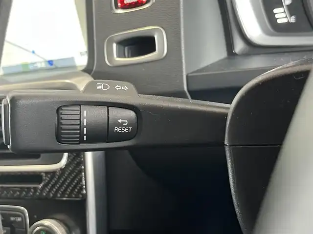 ボルボ Ｖ６０ ラグジュアリー エディション 山形県 2015(平27)年 7.2万km アイスホワイト 特別仕様車/純正HDDナビ/・CD/フルセグTV/Bluetooth/・AUX/USB/衝突警告/レーン逸脱警告/ブラインドスポットモニター/前後ドライブレコーダー /アダプティブクルーズコントロール/ETC/純正18インチAWサマータイヤ装着/サマータイヤAW車載/レーダー感知/パワーシートD/N席/シートヒーターD/N席