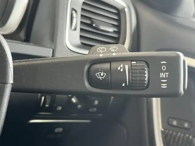 ボルボ Ｖ６０ ラグジュアリー エディション 山形県 2015(平27)年 7.2万km アイスホワイト 特別仕様車/純正HDDナビ/・CD/フルセグTV/Bluetooth/・AUX/USB/衝突警告/レーン逸脱警告/ブラインドスポットモニター/前後ドライブレコーダー /アダプティブクルーズコントロール/ETC/純正18インチAWサマータイヤ装着/サマータイヤAW車載/レーダー感知/パワーシートD/N席/シートヒーターD/N席