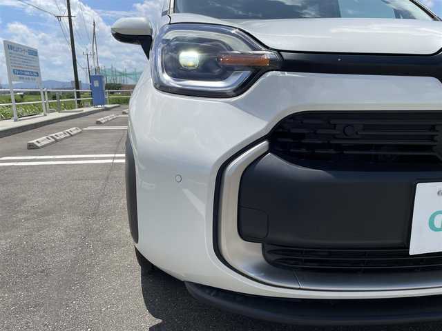 トヨタ シエンタ ハイブリッド Z 佐賀県 2022(令4)年 1.2万km ホワイトパールクリスタルシャイン 純正10.5インチディスプレイ/・AM/FM/USB/Bluetooth/パノラミックビューモニター/アドバンストパーク/ビルトインETC/１００V電源/両側パワースライドドア/ISOFIX対応/天井サーキュレーター/後席用サイドサンシェード/革巻きステアリング/ステアリングリモコン/純正LEDヘッドライト/オートマチックハイビーム/純正フロアマット/新車時保証書/トヨタセーフティセンス/・レーダークルーズコントロール/・プリクラッシュセーフティ/・レーンディパーチャーアラート/・ブラインドスポットモニター/・クリアランスソナー/・プロアクティブドライビングアシスト/・リヤクロストラフィックアラート/・リヤカメラディテクション/・ロードサインアシスト