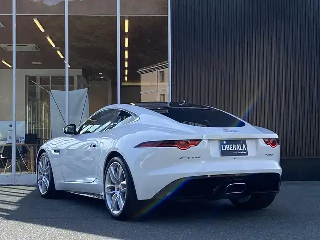 ジャガー Ｆ-ＴＹＰＥ R ダイナミック クーペ 福岡県 2019(令1)年 3.5万km フジホワイト 純正メモリーナビ/AppleCarPlay/USB/Bluetooth/フルセグTV/MERIDIANサウンド/前後ドラレコ/ガラスルーフ/クルーズコントロール/黒革シート/パワーシート/シートヒーター/シートエアコン/ステアリングヒーター/スマートキー/LEDヘッドライト/パワーテールゲート/可動式リアスポイラー