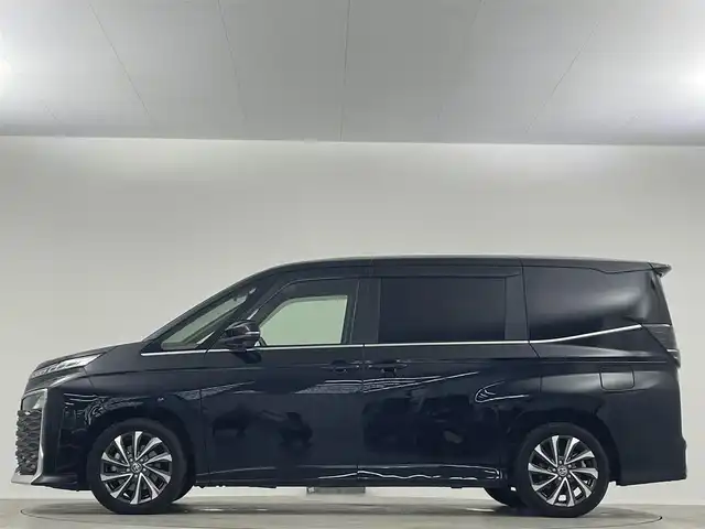 トヨタ ヴォクシー ハイブリッド S－Z 埼玉県 2023(令5)年 2.6万km アティチュードブラックマイカ 純正１０．５型ディスプレイオーディオ　ＴＶ　ナビ　ＤＶＤ　純正１４型後席フリップダウンモニター　両側パワースライド　ビルトインＥＴＣ　バックカメラ　前後ドライブレコーダー　純正フロアマット　禁煙車