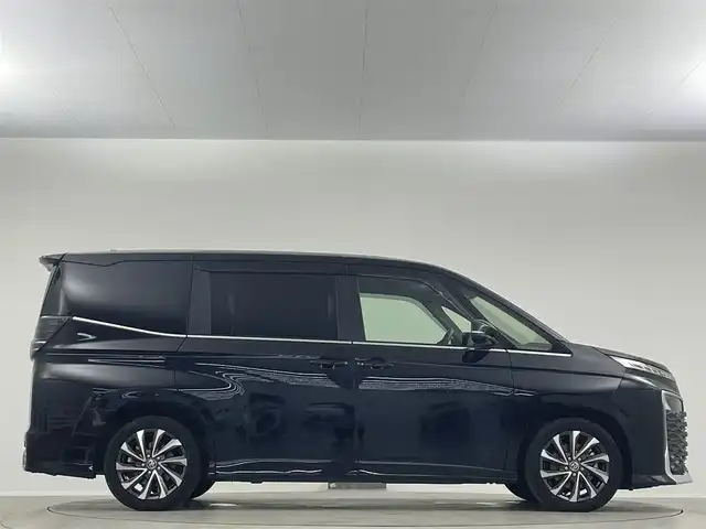 トヨタ ヴォクシー ハイブリッド S－Z 埼玉県 2023(令5)年 2.6万km アティチュードブラックマイカ 純正１０．５型ディスプレイオーディオ　ＴＶ　ナビ　ＤＶＤ　純正１４型後席フリップダウンモニター　両側パワースライド　ビルトインＥＴＣ　バックカメラ　前後ドライブレコーダー　純正フロアマット　禁煙車