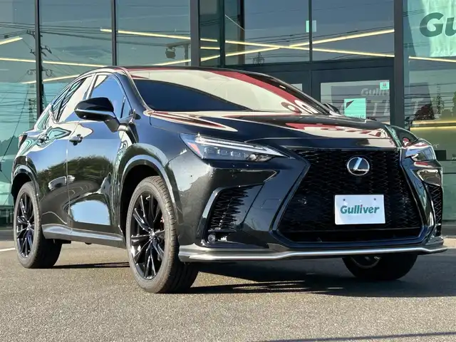 レクサス ＮＸ 350h Fスポーツ 熊本県 2023(令5)年 0.8万km グラファイトブラックガラスフレーク サンルーフ/セーフティシステムプラス/-ブラインドスポットモニター/-パーキングサポートブレーキ/ヘッドアップディスプレイ/三眼式LEDヘッドライト/純正ナビ/（Bluetooth/AppleCarPlay/AndroidAuto）/パノラミックビューモニター/電動リアゲート/レーダークルーズコントロール/革シート/シートヒーター/エアシート/純正20インチアルミホイール/USB/スマートキー/ETC2.0
