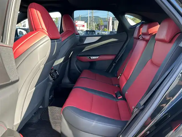 レクサス ＮＸ 350h Fスポーツ 熊本県 2023(令5)年 0.8万km グラファイトブラックガラスフレーク サンルーフ/セーフティシステムプラス/-ブラインドスポットモニター/-パーキングサポートブレーキ/ヘッドアップディスプレイ/三眼式LEDヘッドライト/純正ナビ/（Bluetooth/AppleCarPlay/AndroidAuto）/パノラミックビューモニター/電動リアゲート/レーダークルーズコントロール/革シート/シートヒーター/エアシート/純正20インチアルミホイール/USB/スマートキー/ETC2.0
