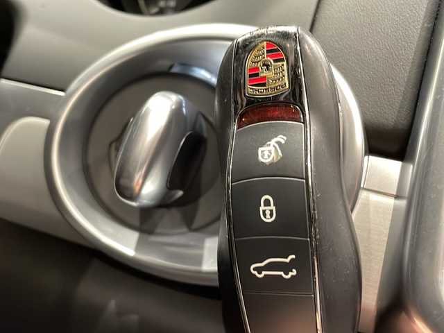 ポルシェ カイエン GTS 新潟県 2017(平29)年 4.4万km キャララホワイトメタリック オプション/スポーツクロノパッケージ/サラウンドビューカメラ３６０度/リアビューカメラ付きパークアシスト（フロント＆リア）/フロント シートヒーター/標準装備/ブラック仕上げ バイキセノンヘッドライト（ＰＤＬＳ付き）/・ ティンテッドルックＬＥＤテールライト/・ ＧＴＳ専用スポーツサスペンション/・ ポルシェアクティブサスペンションマネージメントシステム/・ ポルシェスタビリティマネージメントシステム/・ ポルシェトラクションマネージメントシステム/・ スポーツデザイン フロント＆リアエプロン/・ スポーツデザイン サイドスカート/・ スポーツデザイン ルーフスポイラー/・ ホイールアーチエクステンション/・ ハイグロスブラック サイドウインドウフレーム/・ スポーツエグゾーストシステム/・ レッドブレーキキャリパー/・ ＧＴＳ専用レザー＆アルカンタラインテリア/・ ＧＴＳスポーツシート/・ スポーツデザインステアリングホイール/・ クルーズコントロール/・ パワーテールゲート/・AppleCarPlay/・AndroidAuto/・スペアキー