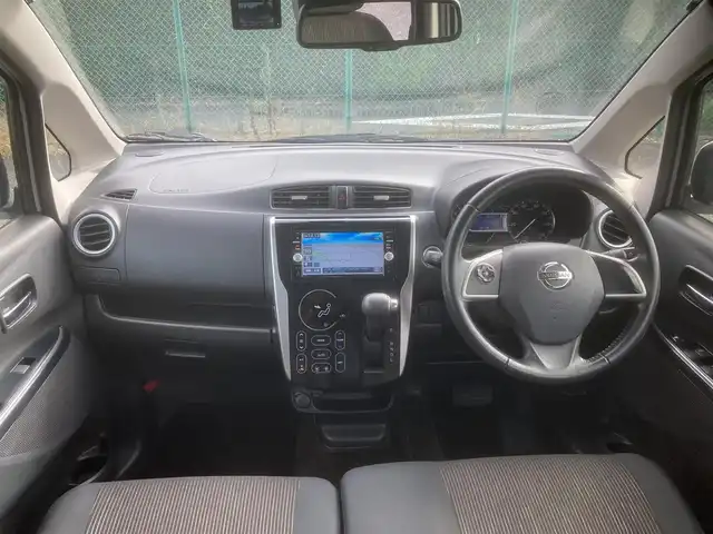 日産 デイズ ハイウェイスターG ターボ 埼玉県 2015(平27)年 9.8万km ホワイトパール (株)IDOMが運営する【じしゃロン鳩ヶ谷店】の自社ローン専用車両になりますこちらは現金またはオートローンご利用時の価格です。自社ローンご希望の方は別途その旨お申付け下さい/登録時97202km/純正SDナビ(品番:MC315D-W)/フルセグTV/全周囲カメラ/アイドリングストップ/プッシュスタート/ETC/スマートキー/スペアキー1本/フロントドライブレコーダー/純正フロアマット/純正15インチAW/横滑り防止システム/衝突被害軽減システム/オートハイビーム/オートライト/ベンチシート