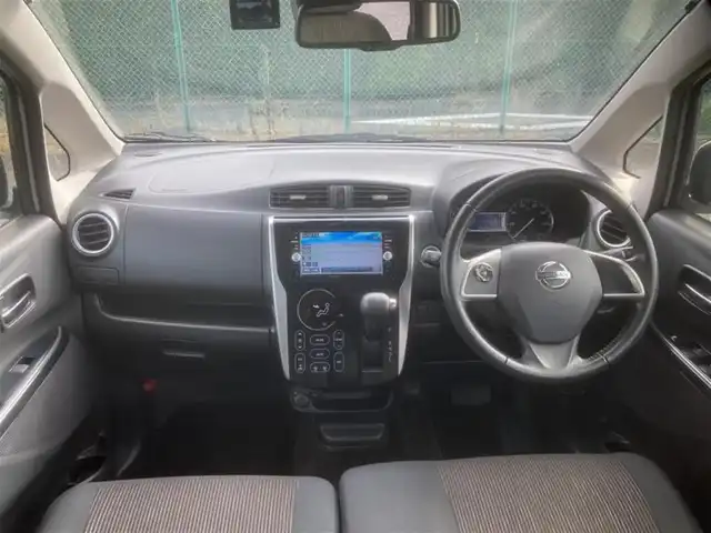 日産 デイズ ハイウェイスターG ターボ 埼玉県 2015(平27)年 9.8万km ホワイトパール (株)IDOMが運営する【じしゃロン鳩ヶ谷店】の自社ローン対象車両になります。こちらは現金ご利用時の価格です。自社ローンご希望の方は別途その旨お申付け下さい。/登録時97202km/純正SDナビ(品番:MC315D-W)/フルセグTV/全周囲カメラ/アイドリングストップ/プッシュスタート/ETC/スマートキー/スペアキー1本/フロントドライブレコーダー/純正フロアマット/純正15インチAW/横滑り防止システム/衝突被害軽減システム/オートハイビーム/オートライト/ベンチシート