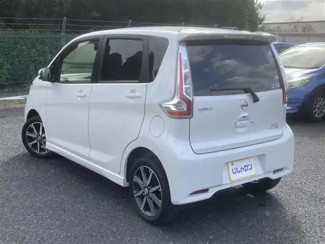 日産 デイズ ハイウェイスターG ターボ 埼玉県 2015(平27)年 9.8万km ホワイトパール (株)IDOMが運営する【じしゃロン鳩ヶ谷店】の自社ローン対象車両になります。こちらは現金ご利用時の価格です。自社ローンご希望の方は別途その旨お申付け下さい。/登録時97202km/純正SDナビ(品番:MC315D-W)/フルセグTV/全周囲カメラ/アイドリングストップ/プッシュスタート/ETC/スマートキー/スペアキー1本/フロントドライブレコーダー/純正フロアマット/純正15インチAW/横滑り防止システム/衝突被害軽減システム/オートハイビーム/オートライト/ベンチシート