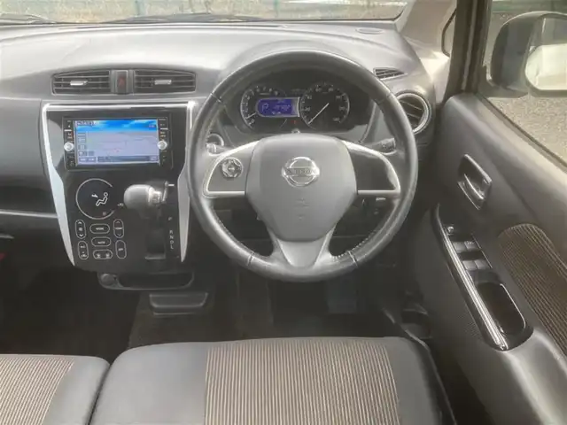 日産 デイズ ハイウェイスターG ターボ 埼玉県 2015(平27)年 9.8万km ホワイトパール (株)IDOMが運営する【じしゃロン鳩ヶ谷店】の自社ローン対象車両になります。こちらは現金ご利用時の価格です。自社ローンご希望の方は別途その旨お申付け下さい。/登録時97202km/純正SDナビ(品番:MC315D-W)/フルセグTV/全周囲カメラ/アイドリングストップ/プッシュスタート/ETC/スマートキー/スペアキー1本/フロントドライブレコーダー/純正フロアマット/純正15インチAW/横滑り防止システム/衝突被害軽減システム/オートハイビーム/オートライト/ベンチシート