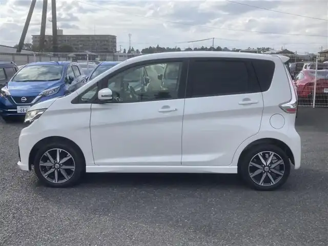 日産 デイズ ハイウェイスターG ターボ 埼玉県 2015(平27)年 9.8万km ホワイトパール (株)IDOMが運営する【じしゃロン鳩ヶ谷店】の自社ローン対象車両になります。こちらは現金ご利用時の価格です。自社ローンご希望の方は別途その旨お申付け下さい。/登録時97202km/純正SDナビ(品番:MC315D-W)/フルセグTV/全周囲カメラ/アイドリングストップ/プッシュスタート/ETC/スマートキー/スペアキー1本/フロントドライブレコーダー/純正フロアマット/純正15インチAW/横滑り防止システム/衝突被害軽減システム/オートハイビーム/オートライト/ベンチシート