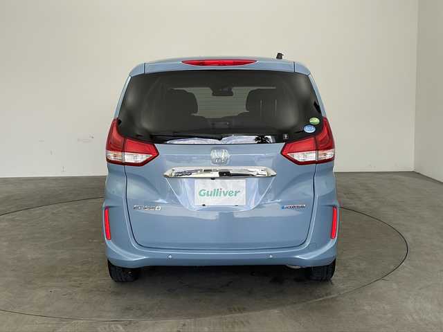 ホンダ フリード ハイブリット G ホンダセンシング 兵庫県 2020(令2)年 4.8万km シーグラスブルーパール ・純正ナビ/Bluetooth/CD/DVD/USB/・バックカメラ/・ホンダセンシング/・衝突軽減ブレーキ/・レーンディバーチャーアラート/・レーンキープアシスト/・レーダークルーズコントロール/・横滑り防止装置/・コーナーセンサー/・両側パワースライドドア/・ステアリングリモコン/・オートワイパー/・純正フロアマット/・シートヒーター/・ロールサンシェード/・LEDヘッドライト/・W＋サイドエアバッグ/・純正前方ドライブレコーダー/・ビルトインETC/・プッシュスタートボタン/・スマートキー/・スペアキー