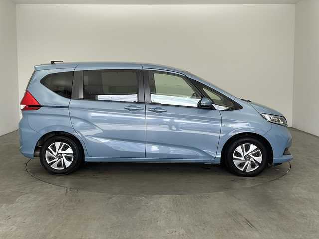 ホンダ フリード ハイブリット G ホンダセンシング 兵庫県 2020(令2)年 4.8万km シーグラスブルーパール ・純正ナビ/Bluetooth/CD/DVD/USB/・バックカメラ/・ホンダセンシング/・衝突軽減ブレーキ/・レーンディバーチャーアラート/・レーンキープアシスト/・レーダークルーズコントロール/・横滑り防止装置/・コーナーセンサー/・両側パワースライドドア/・ステアリングリモコン/・オートワイパー/・純正フロアマット/・シートヒーター/・ロールサンシェード/・LEDヘッドライト/・W＋サイドエアバッグ/・純正前方ドライブレコーダー/・ビルトインETC/・プッシュスタートボタン/・スマートキー/・スペアキー