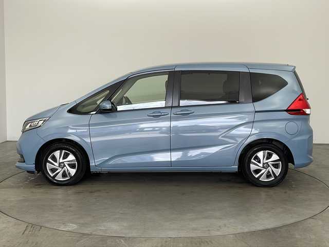 ホンダ フリード ハイブリット G ホンダセンシング 兵庫県 2020(令2)年 4.8万km シーグラスブルーパール ・純正ナビ/Bluetooth/CD/DVD/USB/・バックカメラ/・ホンダセンシング/・衝突軽減ブレーキ/・レーンディバーチャーアラート/・レーンキープアシスト/・レーダークルーズコントロール/・横滑り防止装置/・コーナーセンサー/・両側パワースライドドア/・ステアリングリモコン/・オートワイパー/・純正フロアマット/・シートヒーター/・ロールサンシェード/・LEDヘッドライト/・W＋サイドエアバッグ/・純正前方ドライブレコーダー/・ビルトインETC/・プッシュスタートボタン/・スマートキー/・スペアキー