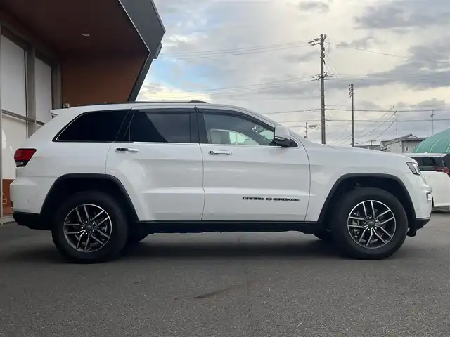 クライスラー・ジープ ジープ グランドチェロキー LTD 岐阜県 2019(令1)年 4.4万km 白 アダクティブクルーズコントロール　/ＬａｎｅＳｅｎｓｅ車線逸脱警報プラス　/リアビューカメラ　/電動パワーリフトゲート　/シートヒーター　/エアーシート　/パワーシート　/純正ナビ　/４ＷＤ