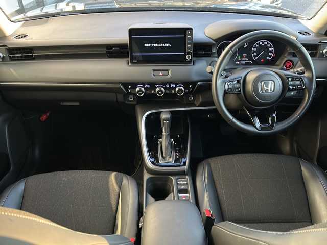 ホンダ ヴェゼル ハイブリッド e:HEV Z 山形県 2023(令5)年 1.2万km クリスタルブラックパール 禁煙車/純正ディスプレイオーディオ（ナビ付）/（フルセグ／Bluetooth／AppleCarPley／AndroidAuto）/ブラインドスポットモニター/寒冷地仕様/バックカメラ/ホンダセンシング/・衝突軽減ブレーキ/・レーンキープアシスト/・レーダークルーズコントロール/・前後コーナーセンサー/・ブラインドスポットモニター/・標識認識機能/・先行車発進機能/電動リアゲート/LEDオートライト/ハーフレザーシート/前席シートヒーター/前後純正ドライブレコーダー/ステアリングヒーター/ステアリングスイッチ/電動パーキングブレーキ/オートブレーキホールド/ETC/純正AW/純正フロアマット/電動格納ウィンカーミラー/スマートキー×2/ドアバイザー