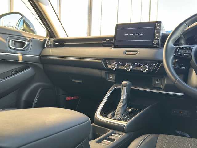 ホンダ ヴェゼル ハイブリッド e:HEV Z 山形県 2023(令5)年 1.2万km クリスタルブラックパール 禁煙車/純正ディスプレイオーディオ（ナビ付）/（フルセグ／Bluetooth／AppleCarPley／AndroidAuto）/ブラインドスポットモニター/寒冷地仕様/バックカメラ/ホンダセンシング/・衝突軽減ブレーキ/・レーンキープアシスト/・レーダークルーズコントロール/・前後コーナーセンサー/・ブラインドスポットモニター/・標識認識機能/・先行車発進機能/電動リアゲート/LEDオートライト/ハーフレザーシート/前席シートヒーター/前後純正ドライブレコーダー/ステアリングヒーター/ステアリングスイッチ/電動パーキングブレーキ/オートブレーキホールド/ETC/純正AW/純正フロアマット/電動格納ウィンカーミラー/スマートキー×2/ドアバイザー