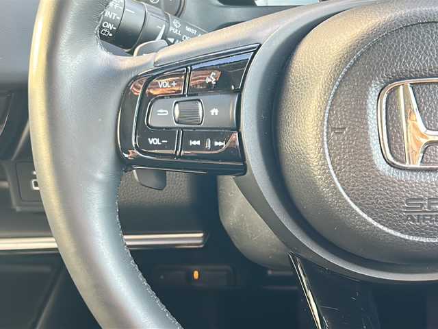 ホンダ ヴェゼル ハイブリッド e:HEV Z 山形県 2023(令5)年 1.2万km クリスタルブラックパール 禁煙車/純正ディスプレイオーディオ（ナビ付）/（フルセグ／Bluetooth／AppleCarPley／AndroidAuto）/ブラインドスポットモニター/寒冷地仕様/バックカメラ/ホンダセンシング/・衝突軽減ブレーキ/・レーンキープアシスト/・レーダークルーズコントロール/・前後コーナーセンサー/・ブラインドスポットモニター/・標識認識機能/・先行車発進機能/電動リアゲート/LEDオートライト/ハーフレザーシート/前席シートヒーター/前後純正ドライブレコーダー/ステアリングヒーター/ステアリングスイッチ/電動パーキングブレーキ/オートブレーキホールド/ETC/純正AW/純正フロアマット/電動格納ウィンカーミラー/スマートキー×2/ドアバイザー