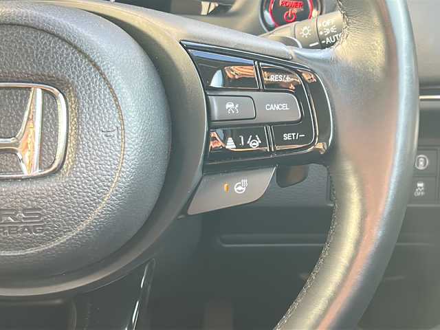 ホンダ ヴェゼル ハイブリッド e:HEV Z 山形県 2023(令5)年 1.2万km クリスタルブラックパール 禁煙車/純正ディスプレイオーディオ（ナビ付）/（フルセグ／Bluetooth／AppleCarPley／AndroidAuto）/ブラインドスポットモニター/寒冷地仕様/バックカメラ/ホンダセンシング/・衝突軽減ブレーキ/・レーンキープアシスト/・レーダークルーズコントロール/・前後コーナーセンサー/・ブラインドスポットモニター/・標識認識機能/・先行車発進機能/電動リアゲート/LEDオートライト/ハーフレザーシート/前席シートヒーター/前後純正ドライブレコーダー/ステアリングヒーター/ステアリングスイッチ/電動パーキングブレーキ/オートブレーキホールド/ETC/純正AW/純正フロアマット/電動格納ウィンカーミラー/スマートキー×2/ドアバイザー