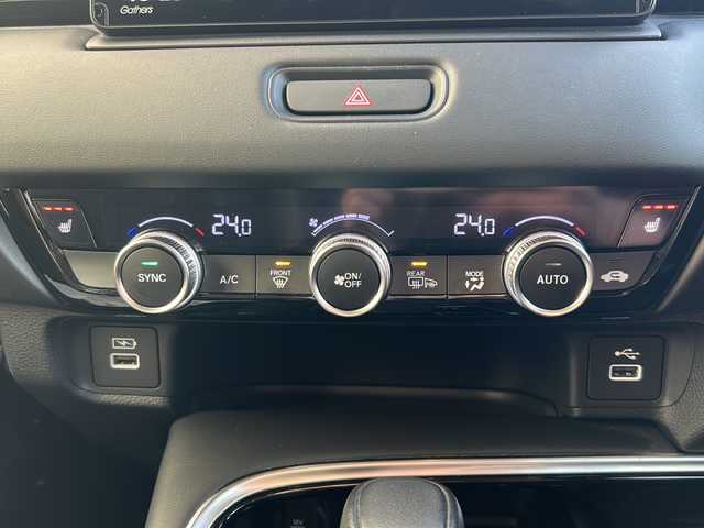 ホンダ ヴェゼル ハイブリッド e:HEV Z 山形県 2023(令5)年 1.2万km クリスタルブラックパール 禁煙車/純正ディスプレイオーディオ（ナビ付）/（フルセグ／Bluetooth／AppleCarPley／AndroidAuto）/ブラインドスポットモニター/寒冷地仕様/バックカメラ/ホンダセンシング/・衝突軽減ブレーキ/・レーンキープアシスト/・レーダークルーズコントロール/・前後コーナーセンサー/・ブラインドスポットモニター/・標識認識機能/・先行車発進機能/電動リアゲート/LEDオートライト/ハーフレザーシート/前席シートヒーター/前後純正ドライブレコーダー/ステアリングヒーター/ステアリングスイッチ/電動パーキングブレーキ/オートブレーキホールド/ETC/純正AW/純正フロアマット/電動格納ウィンカーミラー/スマートキー×2/ドアバイザー