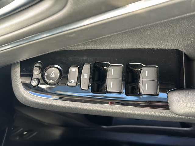 ホンダ ヴェゼル ハイブリッド e:HEV Z 山形県 2023(令5)年 1.2万km クリスタルブラックパール 禁煙車/純正ディスプレイオーディオ（ナビ付）/（フルセグ／Bluetooth／AppleCarPley／AndroidAuto）/ブラインドスポットモニター/寒冷地仕様/バックカメラ/ホンダセンシング/・衝突軽減ブレーキ/・レーンキープアシスト/・レーダークルーズコントロール/・前後コーナーセンサー/・ブラインドスポットモニター/・標識認識機能/・先行車発進機能/電動リアゲート/LEDオートライト/ハーフレザーシート/前席シートヒーター/前後純正ドライブレコーダー/ステアリングヒーター/ステアリングスイッチ/電動パーキングブレーキ/オートブレーキホールド/ETC/純正AW/純正フロアマット/電動格納ウィンカーミラー/スマートキー×2/ドアバイザー