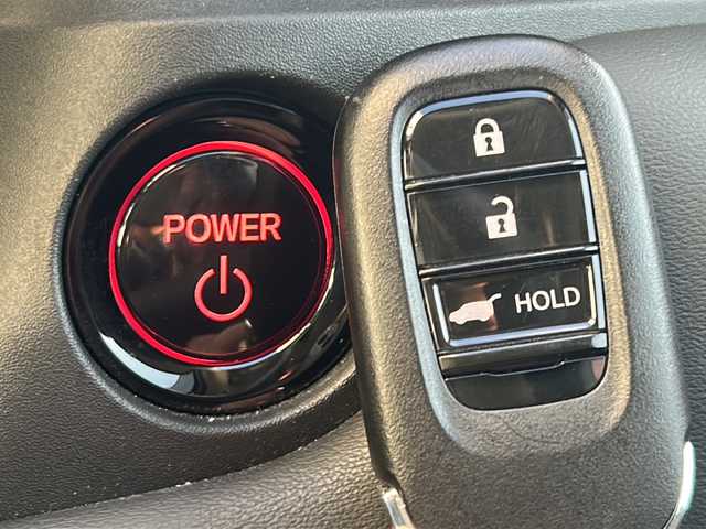 ホンダ ヴェゼル ハイブリッド e:HEV Z 山形県 2023(令5)年 1.2万km クリスタルブラックパール 禁煙車/純正ディスプレイオーディオ（ナビ付）/（フルセグ／Bluetooth／AppleCarPley／AndroidAuto）/ブラインドスポットモニター/寒冷地仕様/バックカメラ/ホンダセンシング/・衝突軽減ブレーキ/・レーンキープアシスト/・レーダークルーズコントロール/・前後コーナーセンサー/・ブラインドスポットモニター/・標識認識機能/・先行車発進機能/電動リアゲート/LEDオートライト/ハーフレザーシート/前席シートヒーター/前後純正ドライブレコーダー/ステアリングヒーター/ステアリングスイッチ/電動パーキングブレーキ/オートブレーキホールド/ETC/純正AW/純正フロアマット/電動格納ウィンカーミラー/スマートキー×2/ドアバイザー