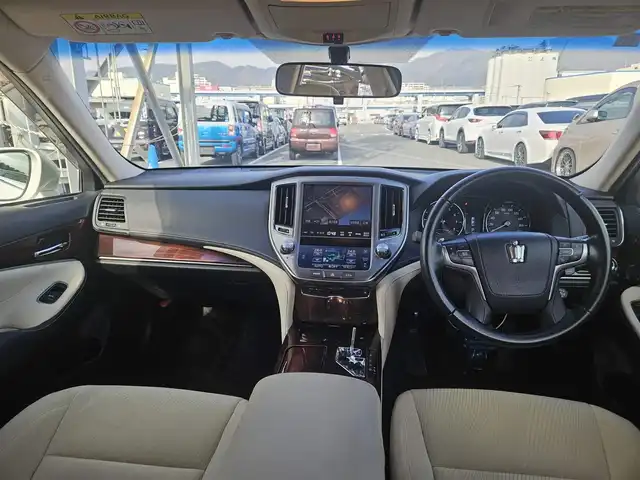 トヨタ クラウン ロイヤル ロイヤルサルーン 香川県 2013(平25)年 5.5万km プレシャスシルバー 純正8型ナビ/フルセグTV/バックカメラ/ビルトインETC/レーダークルーズコントロール/HIDヘッドランプ/オートライト/LEDフロントフォグランプ/オートエアコン/革巻きステアリング/ベージュファブリックシート/前席パワーシート/純正16インチアルミホイール/スマートキー/プッシュエンジンスタート/禁煙車