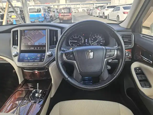 トヨタ クラウン ロイヤル ロイヤルサルーン 香川県 2013(平25)年 5.5万km プレシャスシルバー 純正8型ナビ/フルセグTV/バックカメラ/ビルトインETC/レーダークルーズコントロール/HIDヘッドランプ/オートライト/LEDフロントフォグランプ/オートエアコン/革巻きステアリング/ベージュファブリックシート/前席パワーシート/純正16インチアルミホイール/スマートキー/プッシュエンジンスタート/禁煙車