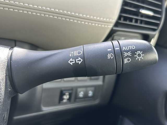 日産 セレナ ハイウェイスター V 鳥取県 2021(令3)年 6万km ブリリアントホワイトパール 純正9型ＳＤナビ　/両側パワースライドドア　/全方位カメラ　/衝突被害軽減システム　/ＬＥＤヘッドライト　/コーナーセンサー前後　/レーンキープアシスト　/社外ドライブレコーダー　/プロパイロット　/純正フロアマット　/ドアバイザー