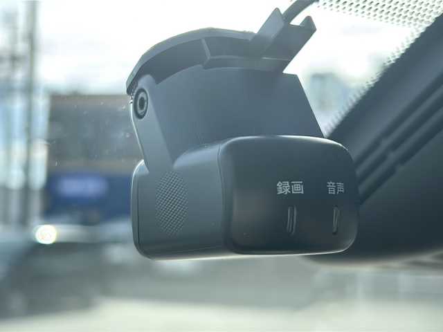 日産 セレナ ハイウェイスター V 鳥取県 2021(令3)年 6万km ブリリアントホワイトパール 純正9型ＳＤナビ　/両側パワースライドドア　/全方位カメラ　/衝突被害軽減システム　/ＬＥＤヘッドライト　/コーナーセンサー前後　/レーンキープアシスト　/社外ドライブレコーダー　/プロパイロット　/純正フロアマット　/ドアバイザー