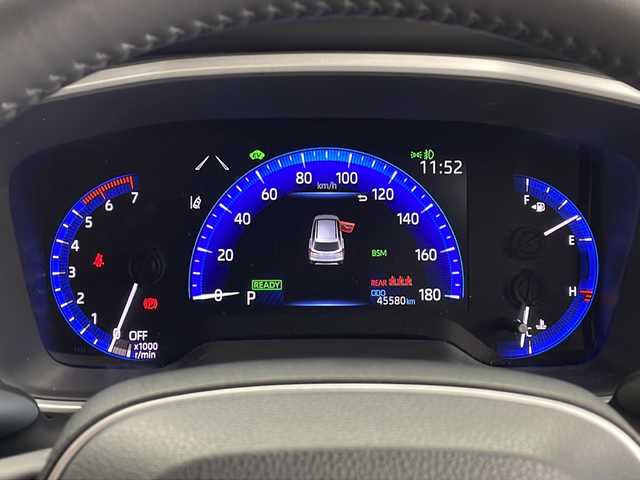 トヨタ カローラ クロス ハイブリッド Z 鹿児島県 2021(令3)年 4.6万km プラチナホワイトパールマイカ 純正ディスプレイオーディオ（ナビキット付き）/（AM/FM/BT/USB/フルセグ）/全方位カメラ/ETC/ブラインドスポットモニター/ハーフレザーシート/D席パワーシート/シートヒーター/衝突被害軽減システム/レーダークルーズコントロール/レーンキープアシスト/コーナーセンサー/横滑り防止装置/アイドリングストップ/パワーバックドア/純正アルミホイール/純正フロアマット/オートLEDライト/オートマチックハイビーム/オートホールド付電子パーキング/革巻きステアリング/ステアリングスイッチ/プッシュスタート/スマートキー