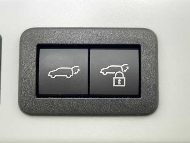トヨタ カローラ クロス ハイブリッド Z 鹿児島県 2021(令3)年 4.6万km プラチナホワイトパールマイカ 純正ディスプレイオーディオ（ナビキット付き）/（AM/FM/BT/USB/フルセグ）/全方位カメラ/ETC/ブラインドスポットモニター/ハーフレザーシート/D席パワーシート/シートヒーター/衝突被害軽減システム/レーダークルーズコントロール/レーンキープアシスト/コーナーセンサー/横滑り防止装置/アイドリングストップ/パワーバックドア/純正アルミホイール/純正フロアマット/オートLEDライト/オートマチックハイビーム/オートホールド付電子パーキング/革巻きステアリング/ステアリングスイッチ/プッシュスタート/スマートキー