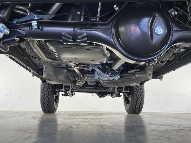 スズキ ジムニー XC 長野県 2025(令7)年 0.1万km未満 ブルーイッシュブラックパール3 4WD/大型グリルガード/LEDフォグ×２個/ルーフラック/リアラダー/1.5インチリフトアップキット（純正車内積載）/ブラウンキルティングレザーシートカバー/スペアタイヤハードカバー/METAL　ROCK１６インチビートリングホイール/TOYO　OPEN　COUNTRY　(185/85R/16)/クリアランスソナー/衝突被害軽減システム/レーンキープアシスト/LEDヘッドライト/シートヒーター（前席）/スマートキー/保証書/取扱説明書