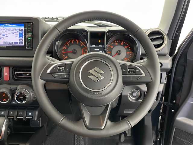 スズキ ジムニー XC 長野県 2025(令7)年 0.1万km未満 ブルーイッシュブラックパール3 4WD/大型グリルガード/LEDフォグ×２個/ルーフラック/リアラダー/1.5インチリフトアップキット（純正車内積載）/ブラウンキルティングレザーシートカバー/スペアタイヤハードカバー/METAL　ROCK１６インチビートリングホイール/TOYO　OPEN　COUNTRY　(185/85R/16)/クリアランスソナー/衝突被害軽減システム/レーンキープアシスト/LEDヘッドライト/シートヒーター（前席）/スマートキー/保証書/取扱説明書