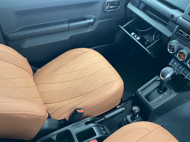スズキ ジムニー XC 長野県 2025(令7)年 0.1万km未満 ブルーイッシュブラックパール3 4WD/大型グリルガード/LEDフォグ×２個/ルーフラック/リアラダー/1.5インチリフトアップキット（純正車内積載）/ブラウンキルティングレザーシートカバー/スペアタイヤハードカバー/METAL　ROCK１６インチビートリングホイール/TOYO　OPEN　COUNTRY　(185/85R/16)/クリアランスソナー/衝突被害軽減システム/レーンキープアシスト/LEDヘッドライト/シートヒーター（前席）/スマートキー/保証書/取扱説明書