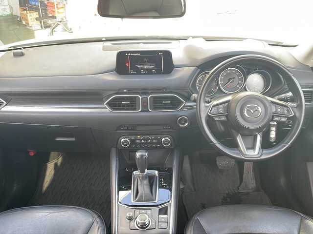 マツダ ＣＸ－５ XD Lパッケージ 京都府 2017(平29)年 8.4万km スノーフレイクホワイトパールマイカ 〇純正マツダコネクトナビ/（Bluetoothオーディオ/DVD再生/フルセグ）　/〇バックカメラ　/〇アドバンストスマートシティブレーキ/〇後退時スマートシティブレーキサポート/〇誤発進抑制制御/〇スマートブレーキサポート/〇レーダークルーズコントロール/〇ブラインドスポットモニタリング/〇車線逸脱警報システム/〇レーンキープアシストシステム/〇リアパーキングセンサー/〇ドライバーアテンションアラート/〇LEDヘッドランプ/オートライト/〇フロントフォグランプ/〇ドライブレコーダー　/〇ETC2.0/〇パワーバックドア/〇革シート/〇シートヒーター（運転席/助手席/後席）/〇パワーシート（運転席/助手席）/〇革巻きステアリングホイール/〇ステアリングヒーター　/〇禁煙車