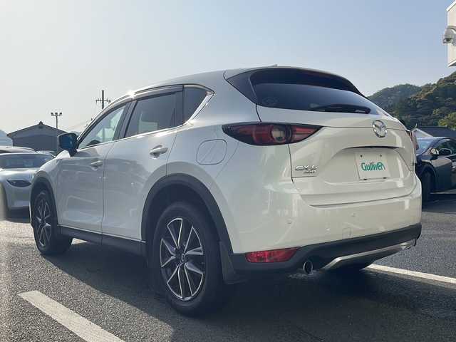 マツダ ＣＸ－５ XD Lパッケージ 京都府 2017(平29)年 8.4万km スノーフレイクホワイトパールマイカ 〇純正マツダコネクトナビ/（Bluetoothオーディオ/DVD再生/フルセグ）　/〇バックカメラ　/〇アドバンストスマートシティブレーキ/〇後退時スマートシティブレーキサポート/〇誤発進抑制制御/〇スマートブレーキサポート/〇レーダークルーズコントロール/〇ブラインドスポットモニタリング/〇車線逸脱警報システム/〇レーンキープアシストシステム/〇リアパーキングセンサー/〇ドライバーアテンションアラート/〇LEDヘッドランプ/オートライト/〇フロントフォグランプ/〇ドライブレコーダー　/〇ETC2.0/〇パワーバックドア/〇革シート/〇シートヒーター（運転席/助手席/後席）/〇パワーシート（運転席/助手席）/〇革巻きステアリングホイール/〇ステアリングヒーター　/〇禁煙車