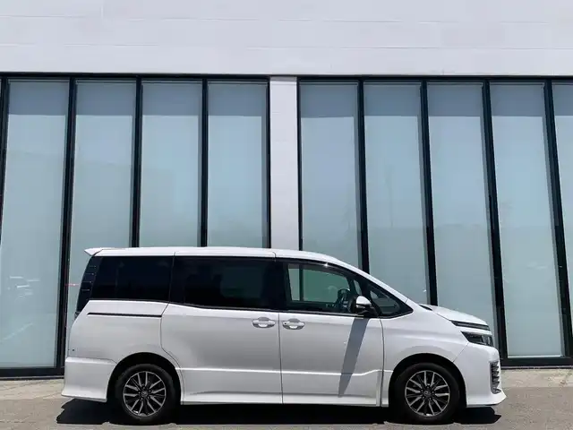 トヨタ ヴォクシー ZS 大阪府 2014(平26)年 7.1万km ホワイトパールクリスタルシャイン 純正１０インチナビ/   フルセグTV/CD/DVD/Bluetooth/バックモニター/後席モニター/片側パワースライドドア/アイドリングストップ/ステアリングスイッチ/純正フロアマット/プッシュスタート/スマートキー/ＥＴＣ　