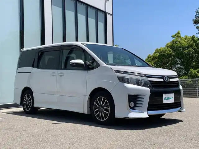 トヨタ ヴォクシー ZS 大阪府 2014(平26)年 7.1万km ホワイトパールクリスタルシャイン 純正１０インチナビ/   フルセグTV/CD/DVD/Bluetooth/バックモニター/後席モニター/片側パワースライドドア/アイドリングストップ/ステアリングスイッチ/純正フロアマット/プッシュスタート/スマートキー/ＥＴＣ　